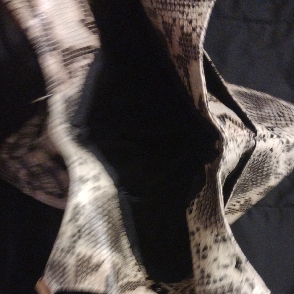 Snakeskin Patterned Tote Bag - Picture 3 of 4